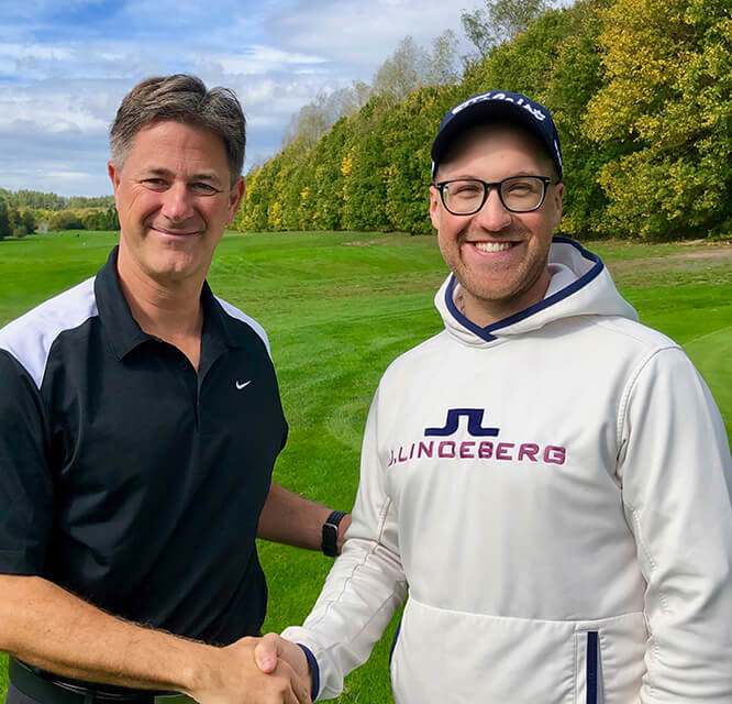 Dr. Lutz Schweißinger (li.) mit PGA Health Pro David Schneider (Golf-Club Coburg Schloss Tambach e.V.)